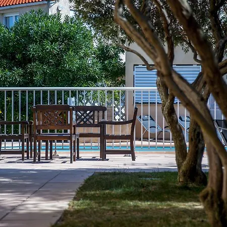 Ξενοδοχείο με διαμερίσματα Le Leukos 2*